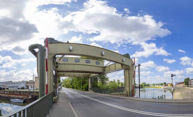 Podnoszony most nad kanałem portowym